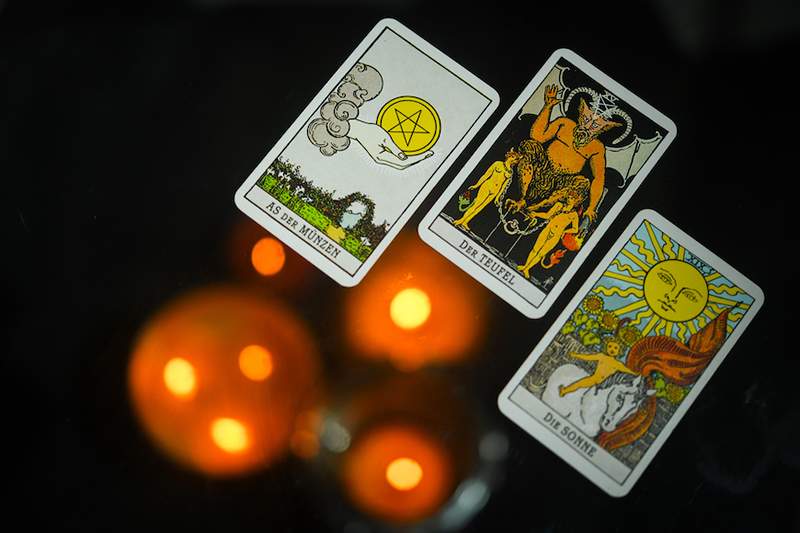 Kā izmantot savu zodiaka zīmes atbilstošo Tarot karti, lai vadītu jūsu mērķi