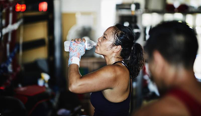 Lo que significa si estás sudando más que nadie en tu clase de entrenamiento