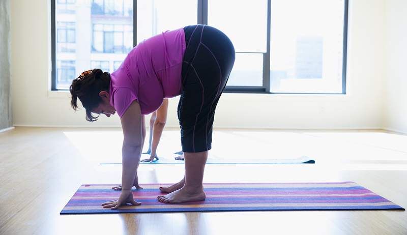 'Ik ben een dikke yoga -leraar, en dit is de voorwaartse vouwaanpassing die iedereen met een grotere buik zou moeten proberen'