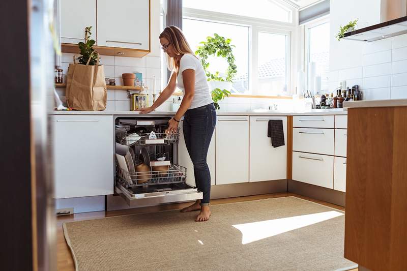 Les femmes font encore plus de travail des ménages que la pause des hommes-lettres qui est obsolète