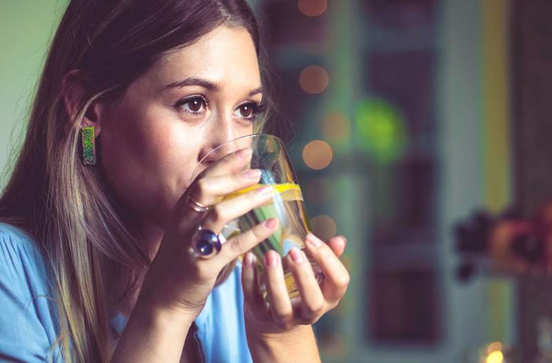 5 redenen waarom je de hik krijgt na het eten en hoe je jezelf zo snel mogelijk van hen kunt ontdoen