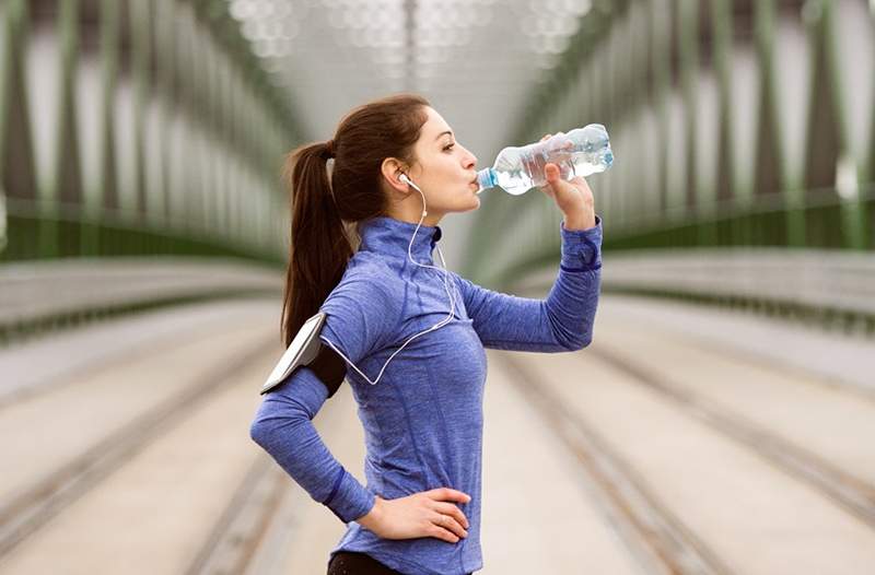 Ja, es ist wirklich möglich, während eines Trainings * zu * viel Wasser zu trinken