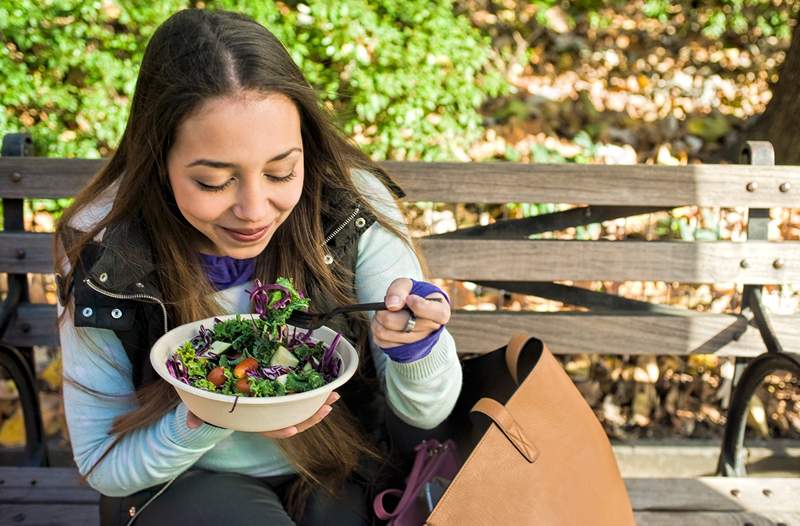 Cómo enganchar su ensalada de alimentos integrales sin dejar caer $ 20 en la barra de pesaje