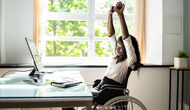 'Ik ben een mobiliteitscoach, en hier is hoe je je schouders kunt strekken en je houding kunt verbeteren terwijl je zit'