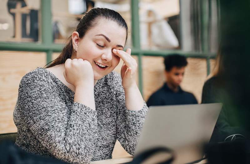 9 sätt att lugna röda, kliande ögon från allergier, enligt experter