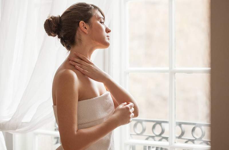 Coccola il tuo décolletage con questi 5 prodotti per * doppio * la cura di sé