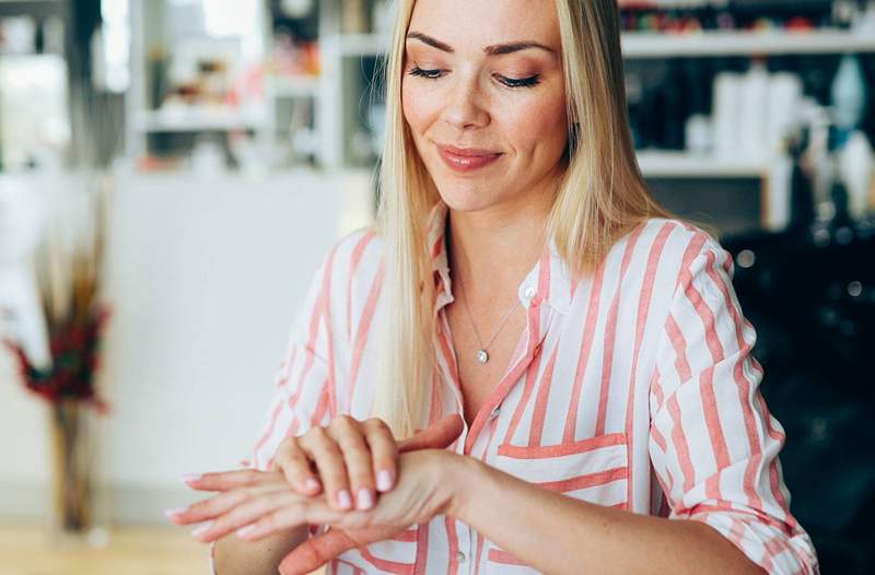 Lena dekleta s suhimi rokami, srečajte si diy aloe-oljno zdravilo za svoje sanje