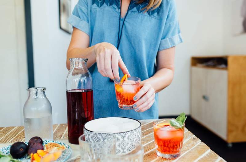 Hvad * virkelig * sker, når du blander CBD og alkohol?