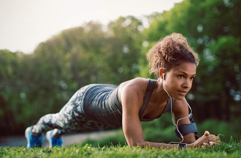 J.Lo's trainer morst het geheim achter haar sterke kern een 4-delige plankbeweging