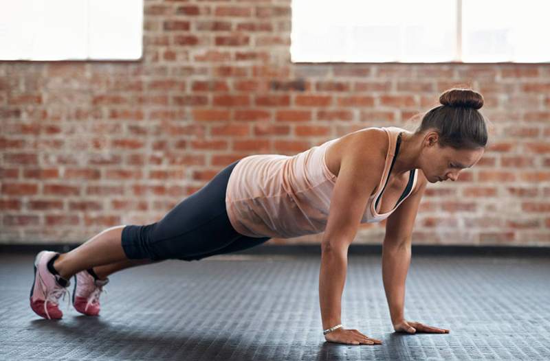 Push-up 2-untuk-1 ini akan memberi Anda latihan total seluruh tubuh dengan satu gerakan