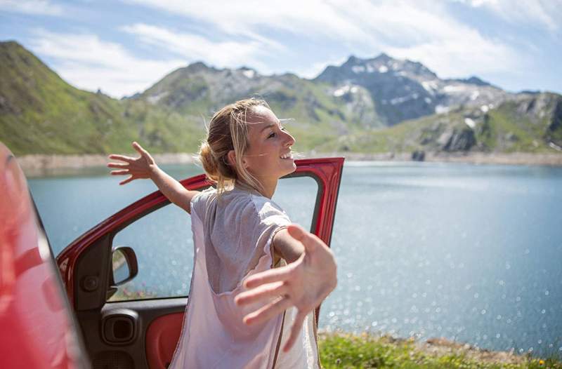 I migliori esercizi di auto per rimanere in forma e allungati in un lungo viaggio