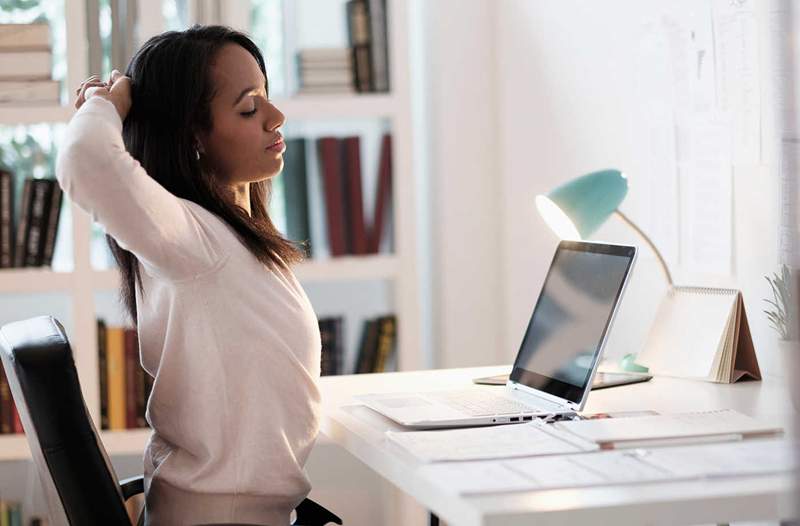 4 chaise yoga déplace qui traite les maux de dos soutenus par le travail de votre bureau