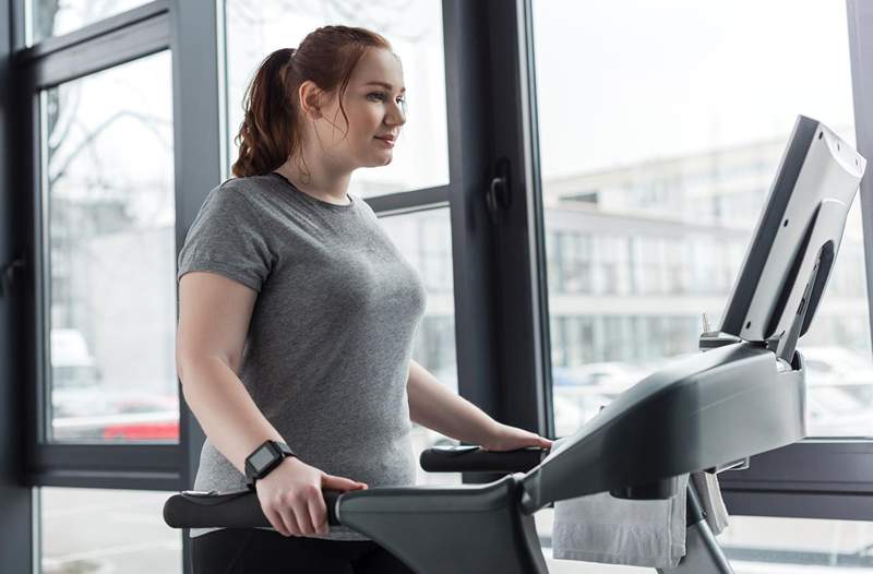 Endelig! En trener forteller meg om det er greit å holde fast på tredemølle -skinnene mens jeg løper