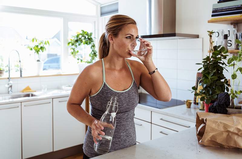 Ottieni frequenti UTI? Aumentare l'assunzione di acqua giornaliera di * questo * molto potrebbe ridurre il rischio a metà