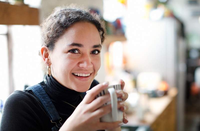 ¿Puede el hábito de su café calmar el enrojecimiento de la rosácea?? Los derms dicen que es legítimo