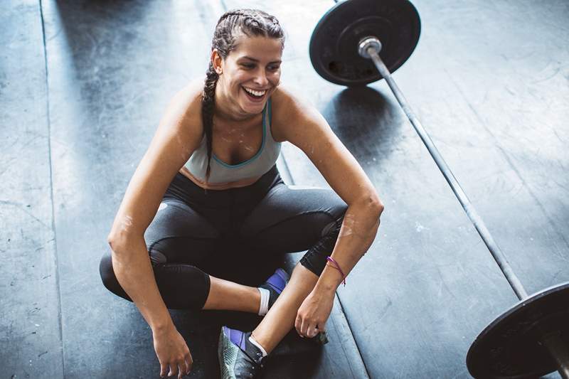 Cómo proteger sus articulaciones durante un entrenamiento intenso, según los entrenadores de HIIT