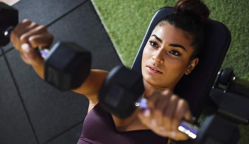 Mais mulheres estão encontrando seu poder na sala de musculação e desfrutando das vantagens de construção de ossos, que aumentam o humor