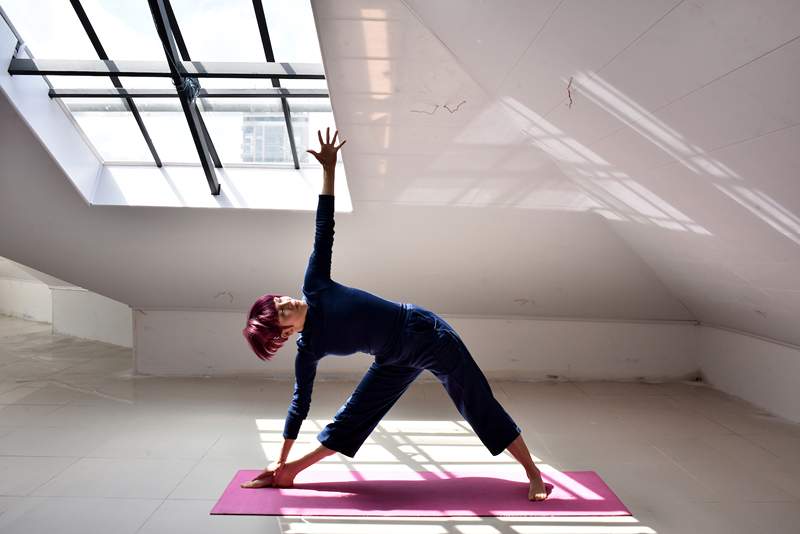 Bu yoga akışı esnekliği artırır, böylece ayak parmaklarınıza hemen dokunacaksınız