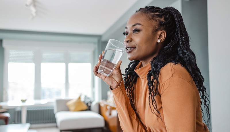 De verrassende reden waarom u voor een belangrijk gesprek water moet drinken