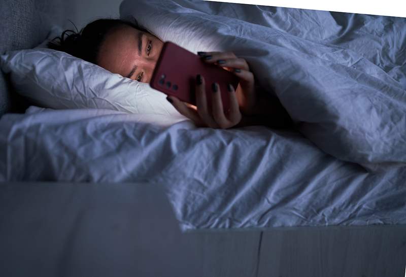 Scorring sul telefono a letto potrebbe rendere i tuoi integratori di melatonina meno efficaci, secondo i medici del sonno