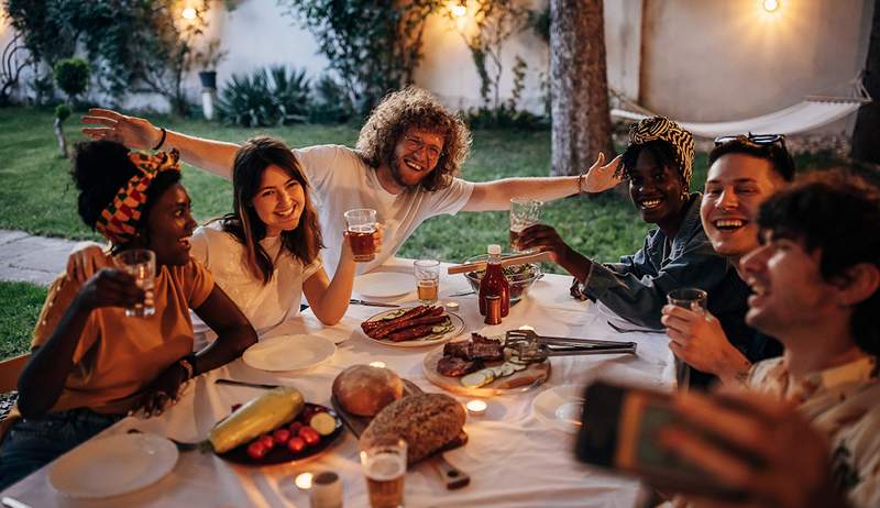 Come gestire la tua vita sociale questa primavera e l'estate se ti senti già sopraffatto da un afflusso di inviti