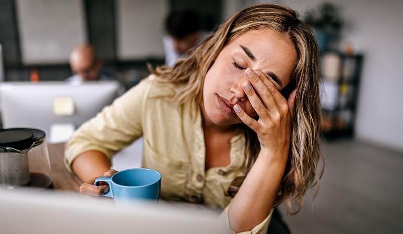 Muy despierto a la hora de acostarse a pesar de ser * tan * somnoliento a media tarde? Esto es lo que debe saber sobre atrapar un 'segundo viento' de energía