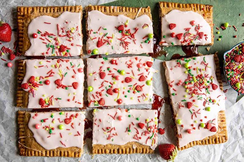 Denne fantastiske arket Strawberry Pop-Tart er den deiligste måten å bruke opp en krukke med fersk bærsyltetøy