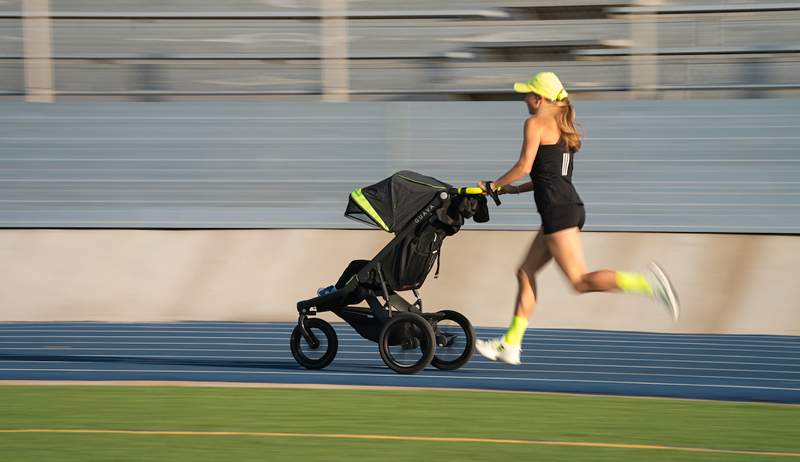 * Acesta* este modul în care ar trebui să alergi cu un cărucior, potrivit titularului mondial al recordului din The Stroller Mile