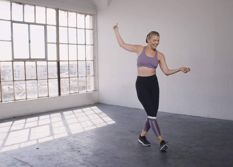 Cette routine cardio de danse débutante de 5 minutes fonctionne votre corps plein et est ainsi. Beaucoup. Amusant.