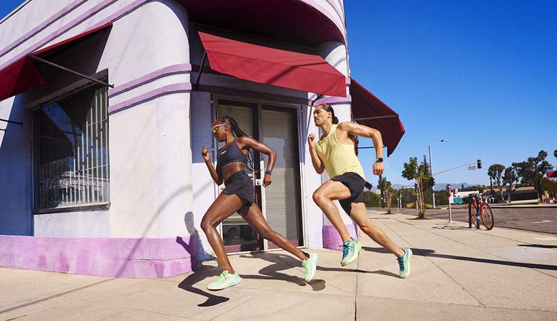 El nuevo zapato de entrenamiento plateado aprobado por el podólogo de Hoka es tan cómodo que siento que podría correr por millas y millas