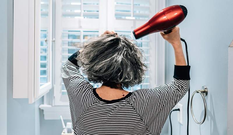 Gli stilisti del primer per capelli * Love * per ottenere il rimbalzo e la lucentezza degne al salone sono in vendita per un accordo 2 per 1