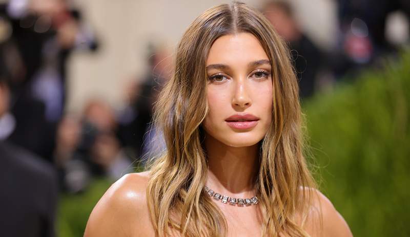 Hailey Bieberio „Fuller Lips“ paslaptis trunka 15 sekundžių, ir tai yra * taip * daug lengviau nei bet kuris kitas mūsų išbandytas triukas