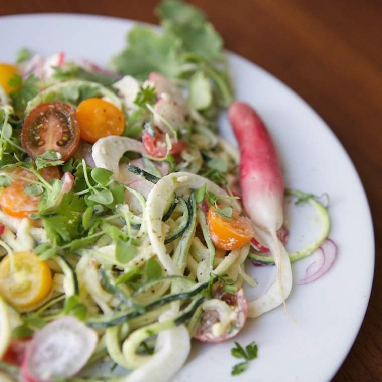 J'ai 10 minutes? Faites ce délire de zoodle de la salade du plus cool du Café la plus cool de Los Angeles