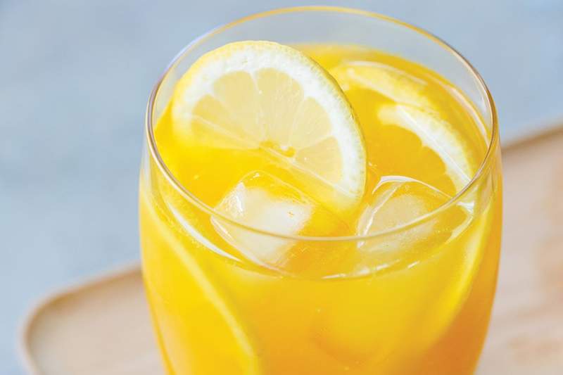 Denne krydret gurkemeje limonade er en ayurvedisk sejr for alle 3 doshas