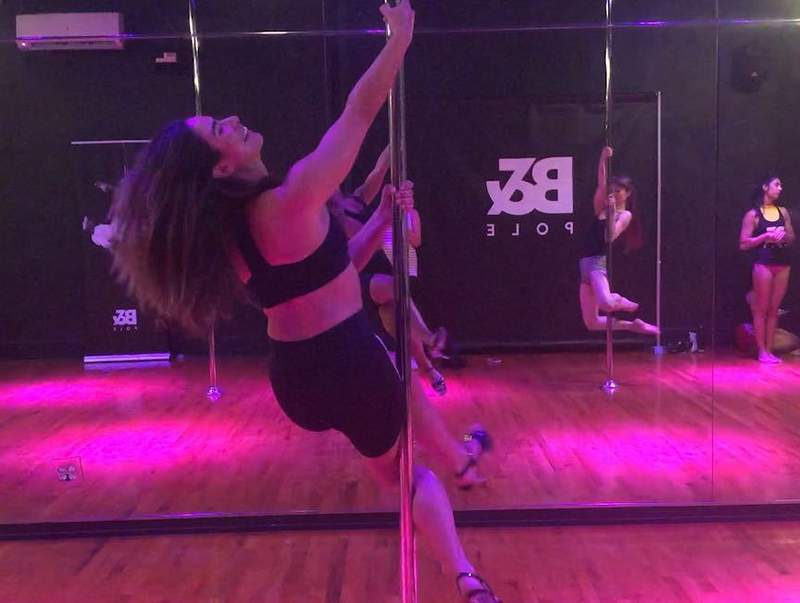 Am încercat J. LO's Hustlers Pole Dancing Antrenament și nu m -am simțit niciodată mai sexy sau mai puternic