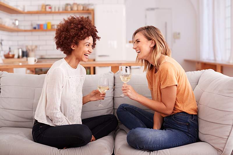 Det viser sig, introverte er sandsynligvis mere følsomme over for alkohol, koffein og musik