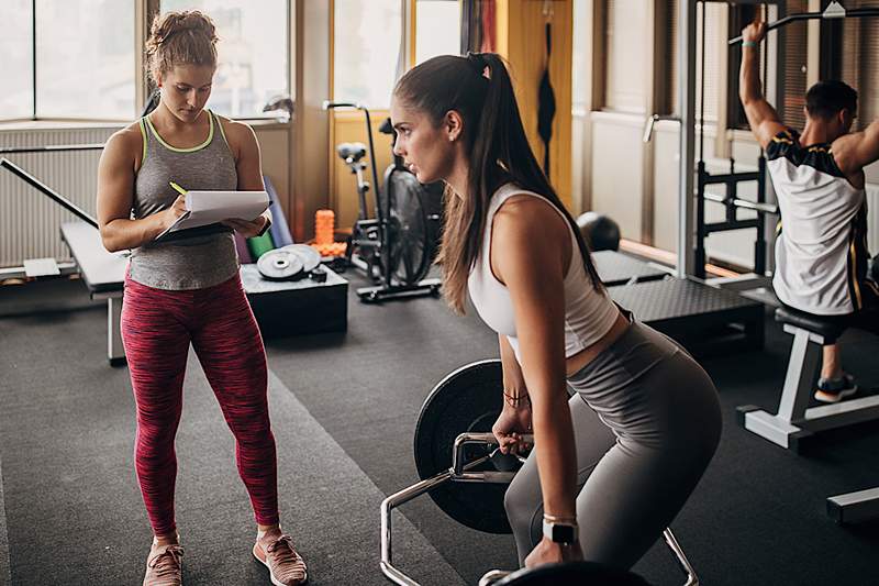 Bagaimana 'membuat jus oren dengan ketiak anda' akan meningkatkan borang deadlift anda