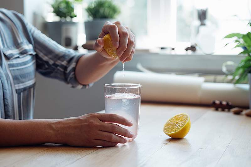 Sitruuna tai lime? Minkä tyyppisiä sitrushedelmiä sinun pitäisi laittaa veteen, RD n mukaan