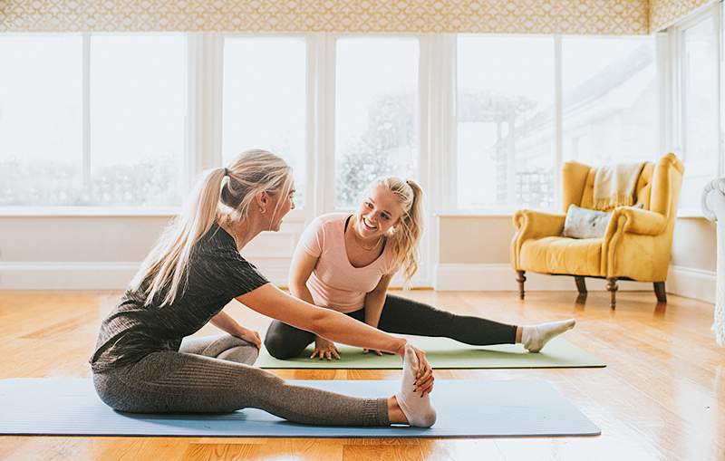 4 estiramientos fáciles que pueden ayudar a mejorar su equilibrio, según un fisioterapeuta