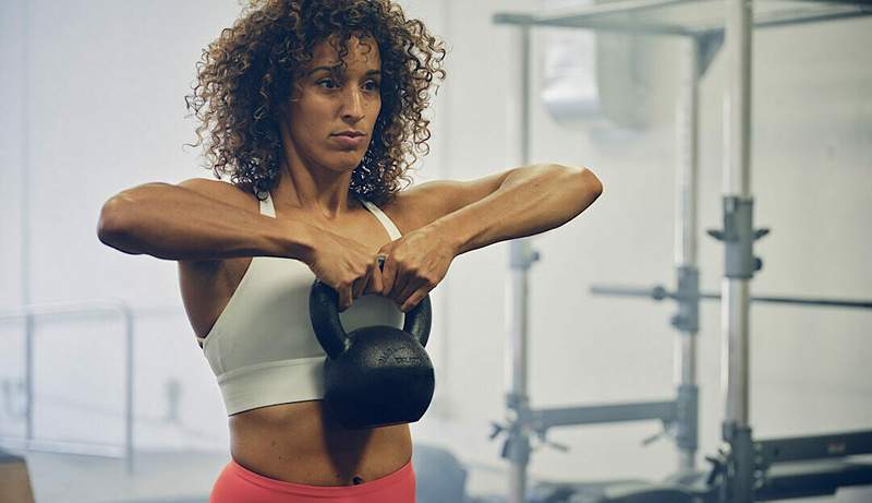 Cómo comenzar con el entrenamiento híbrido si desea generar fuerza y ​​resistencia