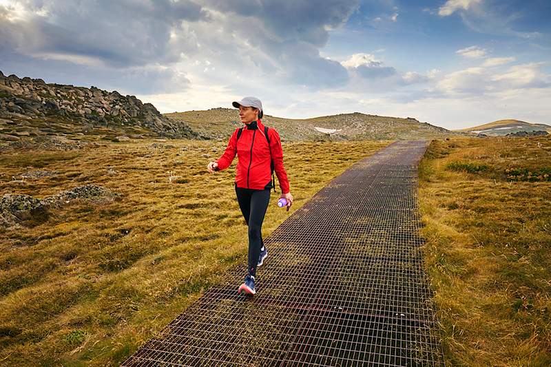 Prendre des «promenades en arrière» peut améliorer votre équilibre, votre coordination et votre stabilité d'une manière normale de marche ne peut pas