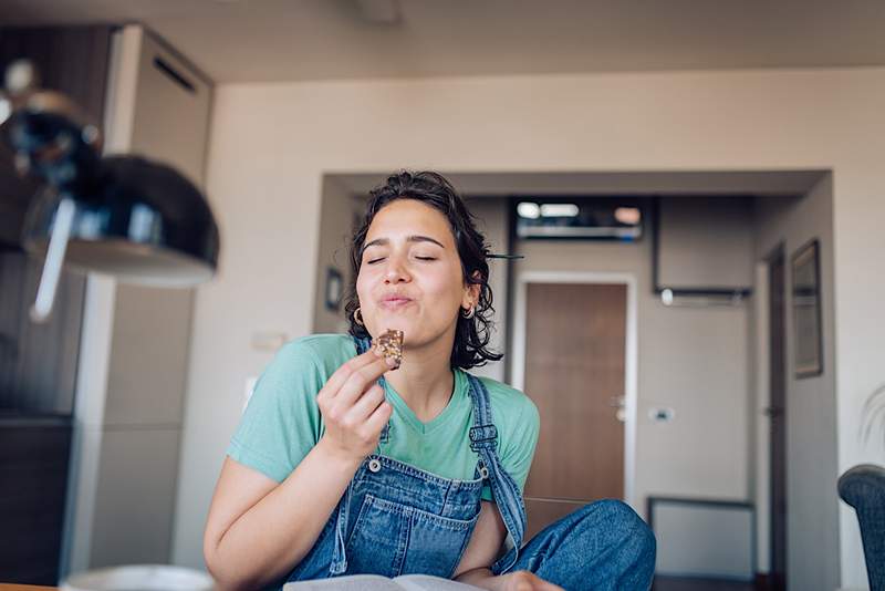 Ik ben een geregistreerde diëtist-here waarom het tijd is om te stoppen met het demoniseren van emotioneel eten