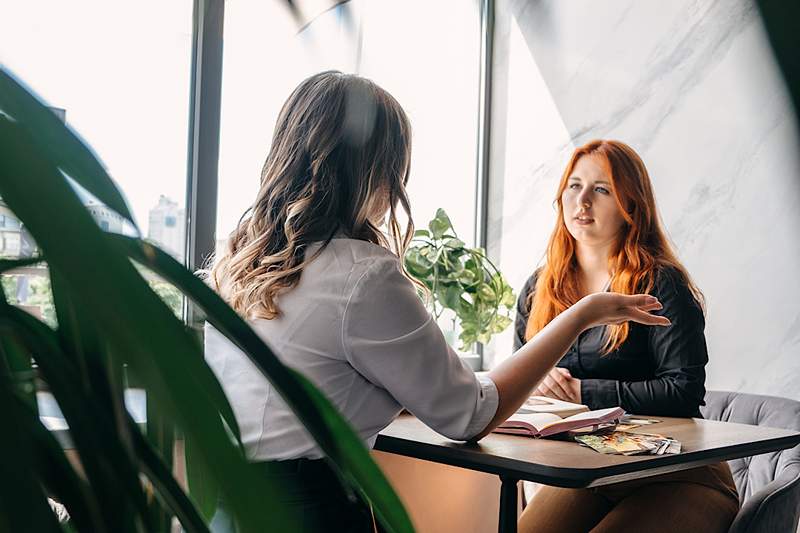 4 sposoby, w jakie astrologia i terapia mogą (i powinny) współpracować, według psychologicznego astrologa