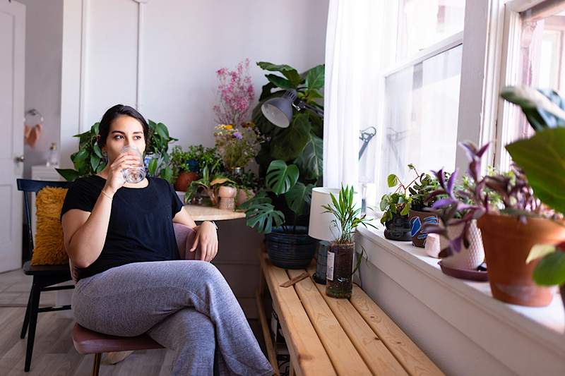 Intenté intercambiar mi café de la mañana por agua electrolítica, y mis niveles de energía son estables por primera vez en siempre