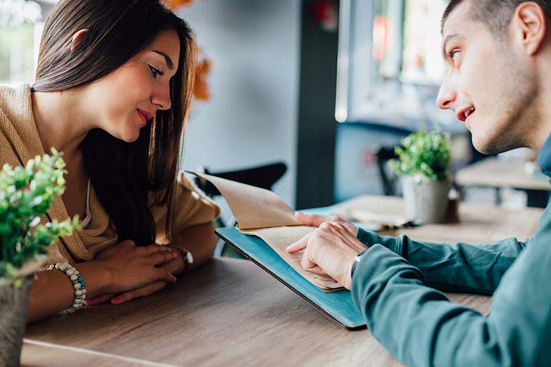 Cítíte se nepříjemně, pokud jíte více než svůj partner? Zde je 5 tipů od RD a terapeuta