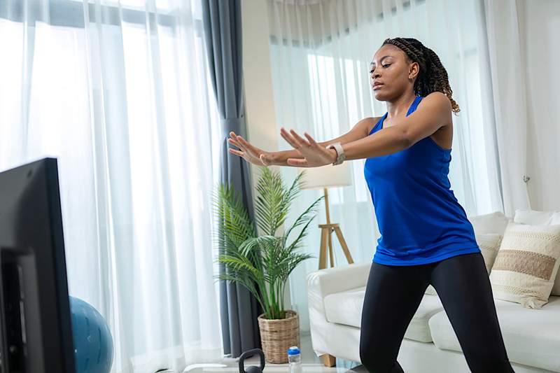 No, non devi andare fuori per fare un allenamento a piedi, sono i vantaggi bonus per salire sui tuoi passi in casa