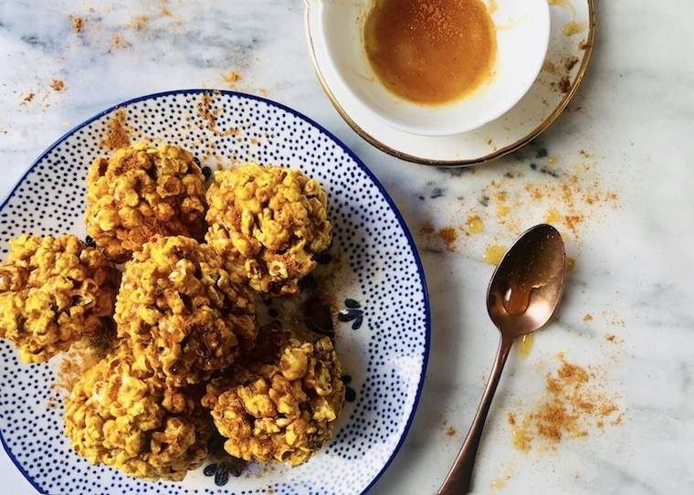 Questi Golden Globes popcorn di curcuma sono lo snack per lo spettacolo finale