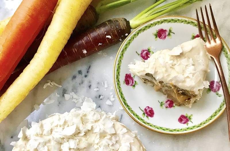 Dieser vegane Karottenkuchen mit Kokosnuss -Zuckerguss ist mit Antioxidantien aufgeladen