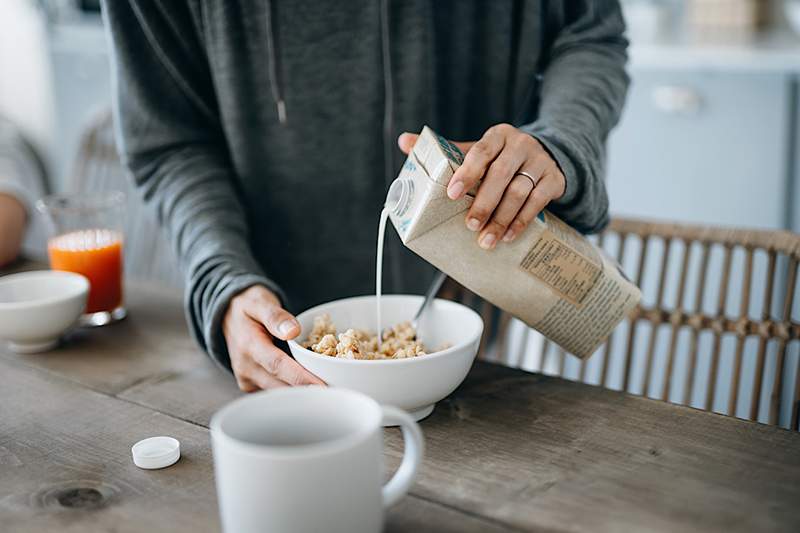 Sí, la leche de almendras va mal, ¿cuánto tiempo dura realmente?