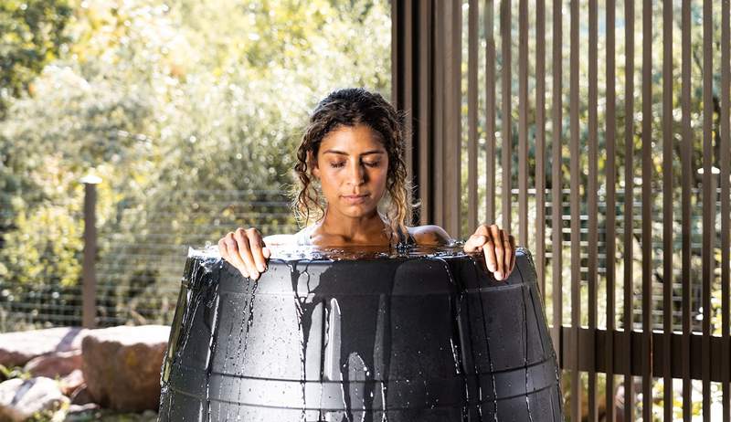 Tomé un baño de hielo todos los días durante 2 semanas, y así es como calmó mis dolores y dolores